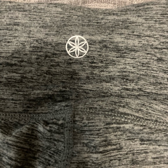 Woman’s Gaiam blk/gray quarter length soft legging size small - Picture 6 of 8